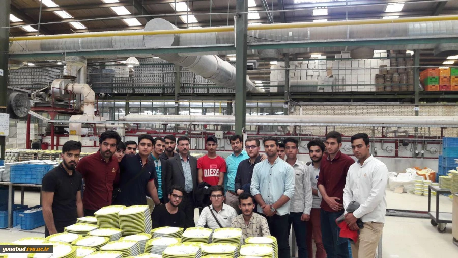 بازدید دانشجویان از کارخانه چینی تقدیس گناباد 2